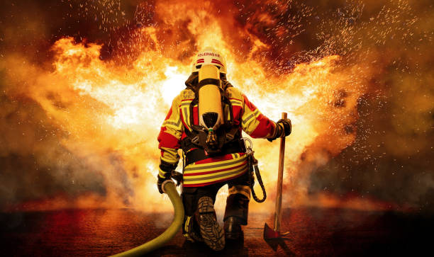 A firefighter faces a big task. He is equipped with heavy respiratory protection and wears protective equipment that protects him from the heat and flames.